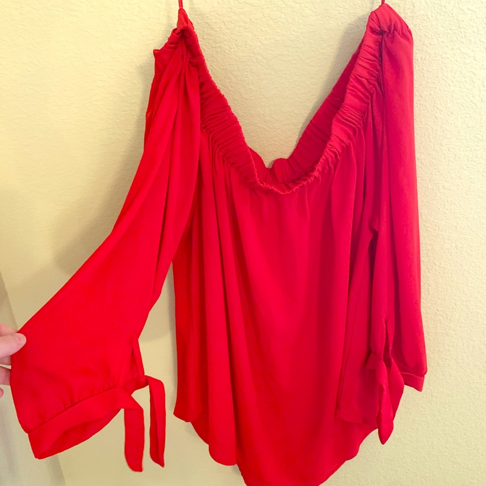 Off-the-shoulder Express Blouse